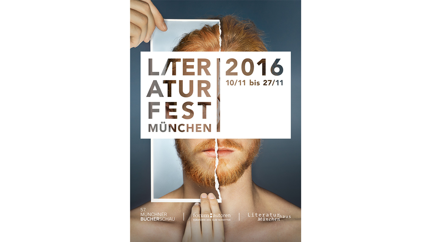 Plakat des Literaturfest 2016. Das Logo steht mittig über einem Foto eines jungen Manns. Dieser hält eine auseinandergerissene Fotografie von sich selbst vor die rechte Gesichtshälfte.
