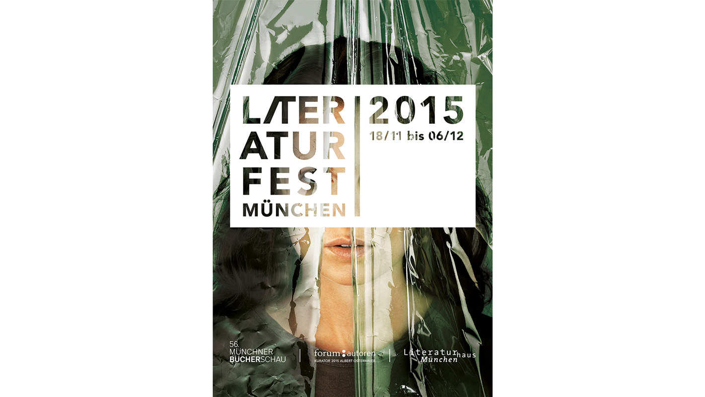 Plakat des Literaturfest 2015. Das Logo steht mittig über einem Foto einer jungen Frau, welche hinter einer Folie steht.