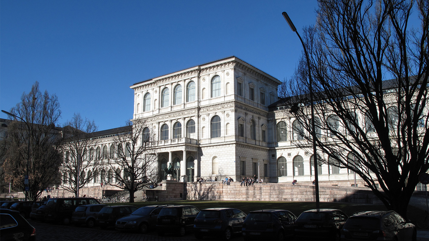Fotografie des Gebäudes der Akademie.