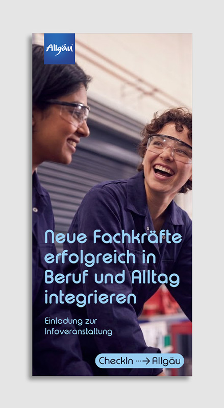 Hochformatiger Flyer für CheckIn Allgäu mit zwei lächelnden Mitarbeitenden und dem Claim zur erfolgreichen Fachkräfteintegration