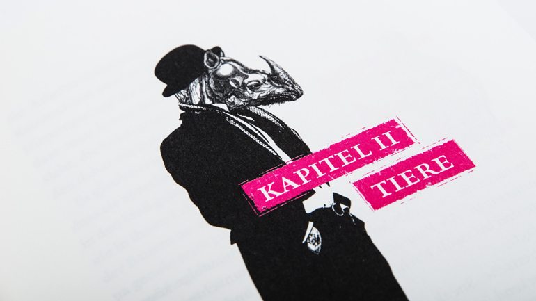 Nahaufnahme der Illustration für das Kapitel „Tiere“. Ein Mann mit einem Nashorngesicht und Hut ist zu sehen.