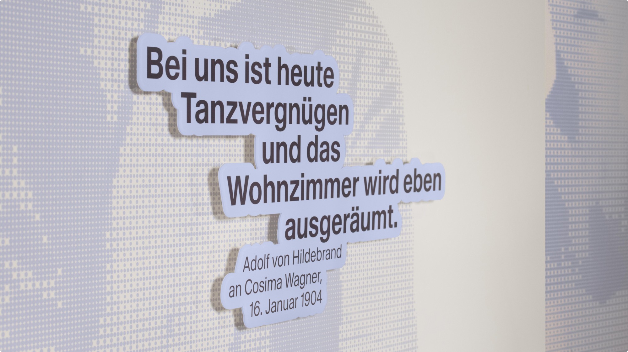 Nahaufnahme eines Zitats von Adolf von Hildebrand an Cosima Wagner, passend in der Farbe des Konzeptes der Ausstellung.