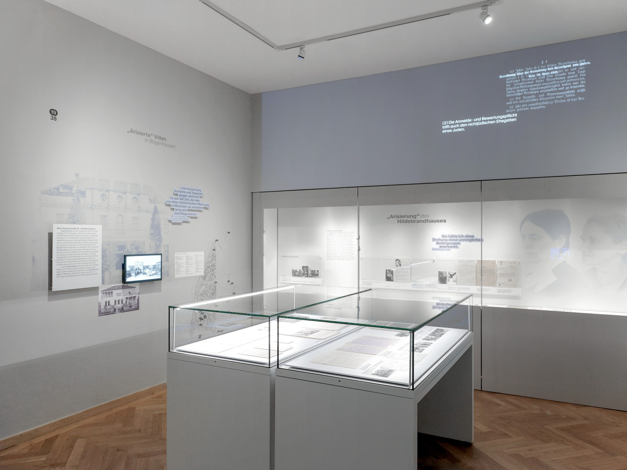 Eindruck aus dem inneren eines Ausstellungsraumes mit verschiedenen Grafiken und Texten an den Wänden und den seltenen Fundstücken in den Vitrinen.