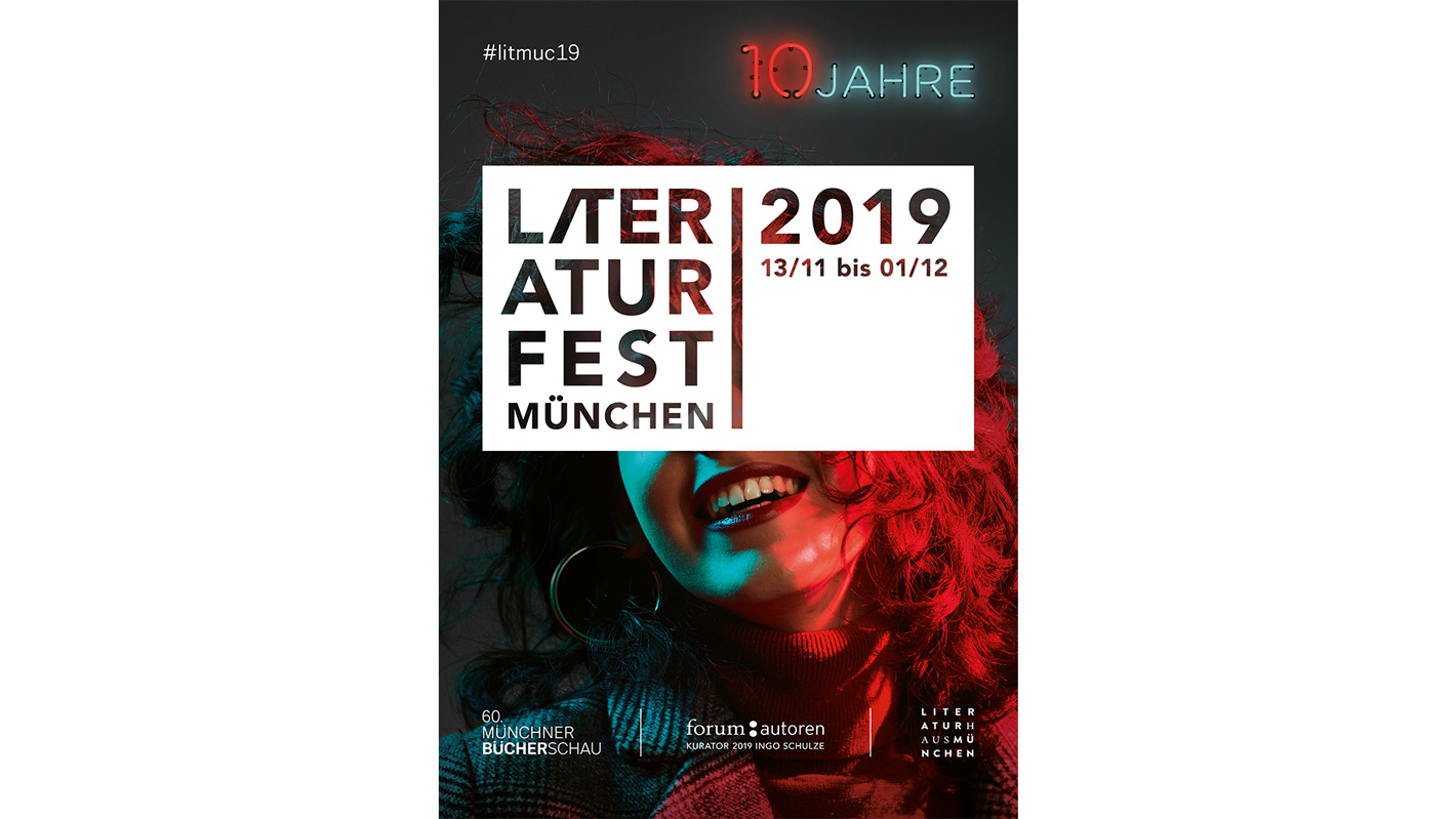 Plakat des Literaturfest 2019. Das Logo steht mittig über einem Foto einer jungen Frau. Das Foto ist blau und rot ausgeleuchtet und in der rechten oberen Ecke leuchtet der Schriftzug „10 Jahre“.