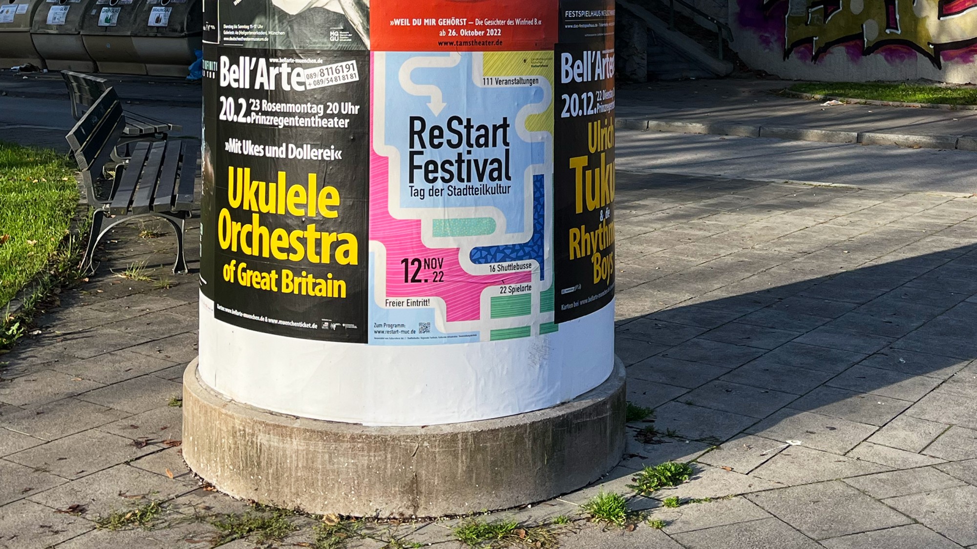 Fotografie des bunt gestalteten Plakats an einer Litfaßsäule.