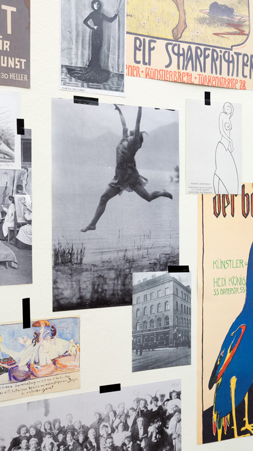 Eine Collage aus Fotos und Illustrationen an einer Wand der Ausstellung