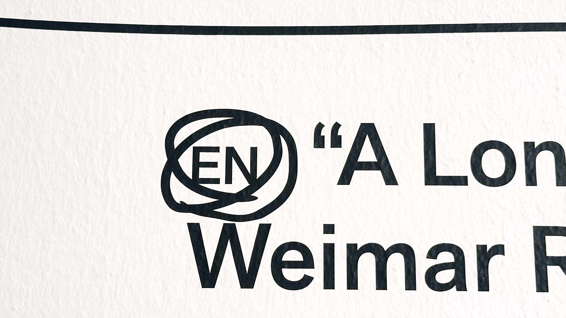 Großformatige Themencluster-Typografie mit Sprachumschalter für englische Übersetzung