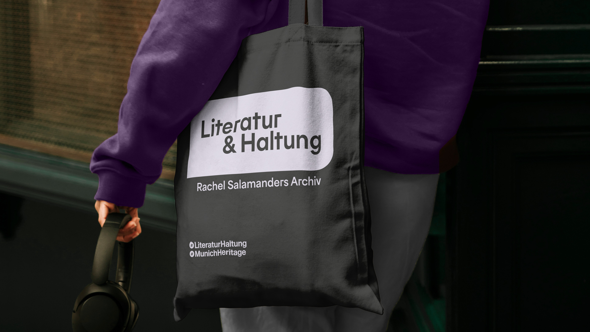 Mitnahme-Paket der Ausstellung: Broschüre, Stoffbeutel, Notizheft und Bleistifte im Corporate Design von Büro Alba