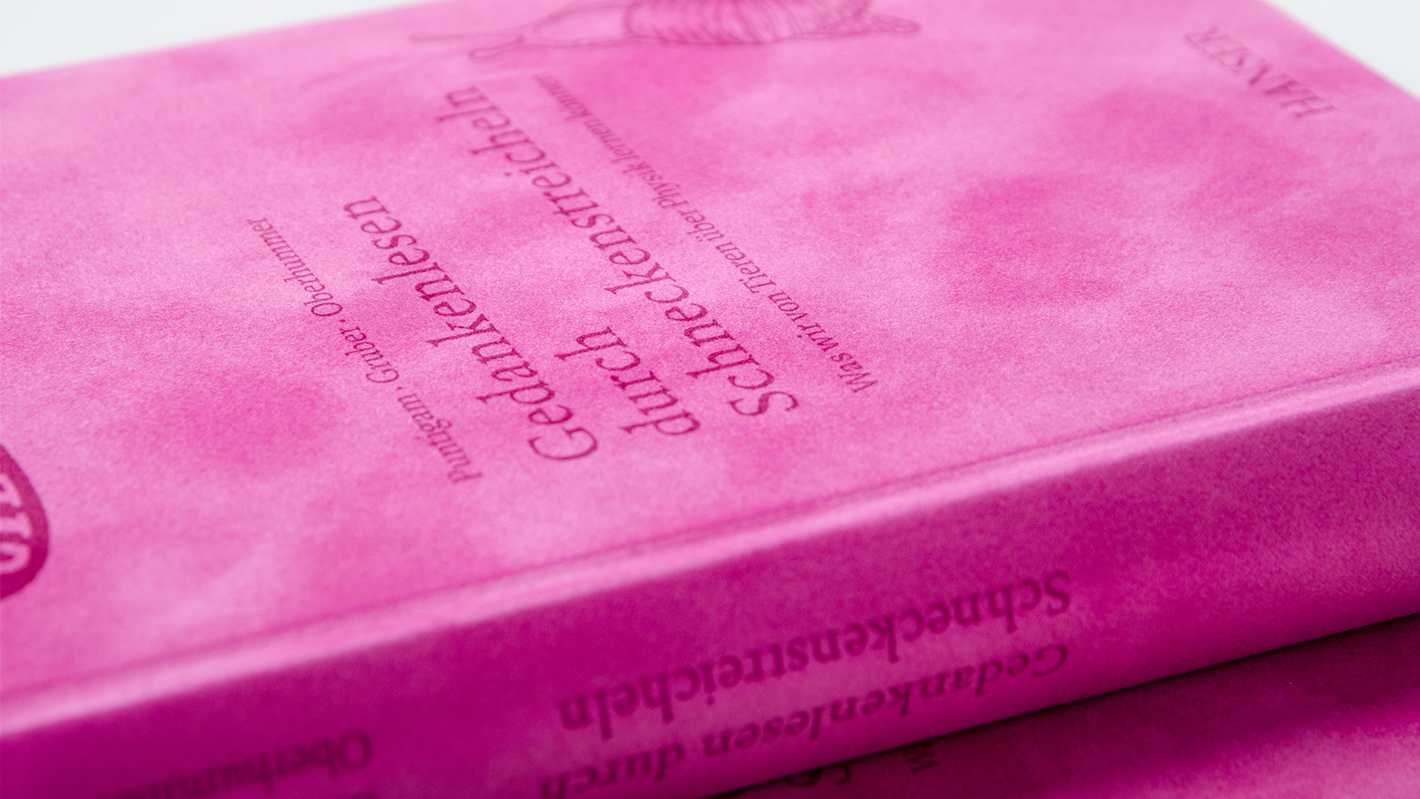 Nahaufnahme des weichen Covermaterial von „Gedankenlesen durch Schneckenstreicheln“.