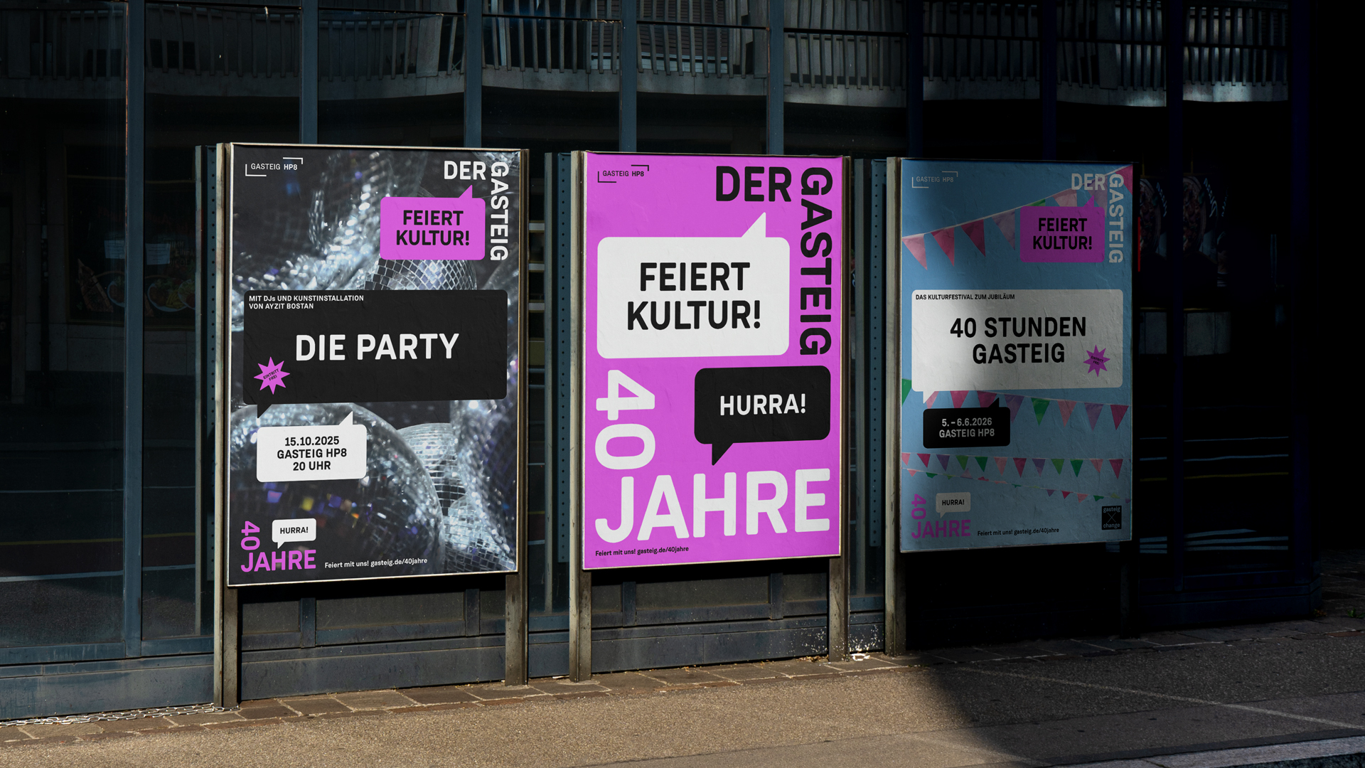Großformatige Plakate der Gasteig-Jubiläumskampagne „Feiert Kultur!“ im Münchner Stadtraum mit leuchtend pinkem Keyvisual und typografischen Botschaften zum 40-jährigen Bestehen des Kulturzentrums.