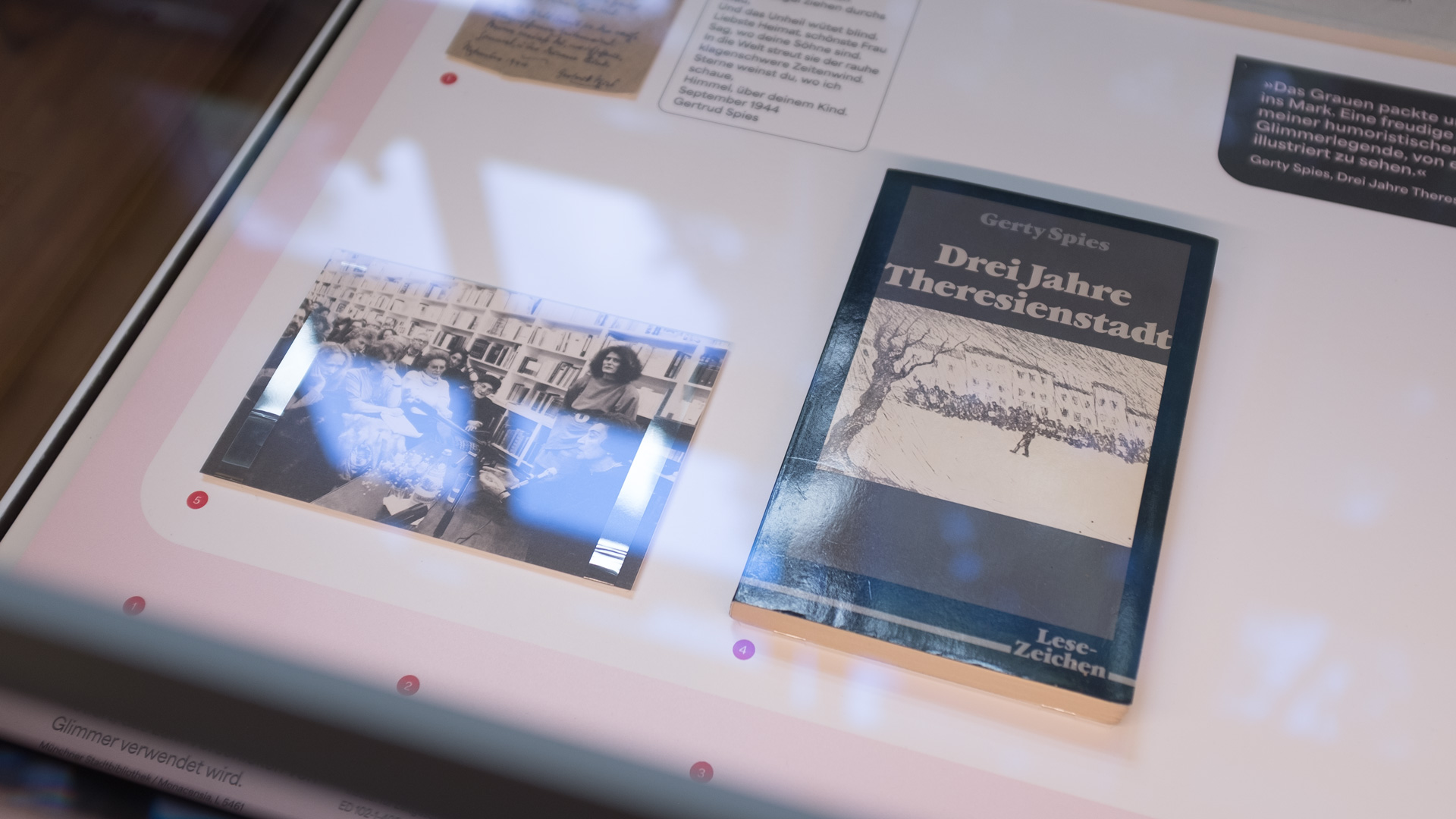 Vitrine mit historischen Dokumenten aus dem Archiv der Literaturhandlung Rachel Salamander