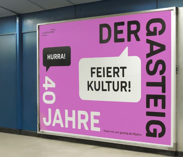 Großformatiges Kampagnenplakat des Gasteig mit dem Claim „Feiert Kultur!“ und typografischem Keyvisual in leuchtendem Pink – Gestaltung zum 40-jährigen Jubiläum des Kulturzentrums.
