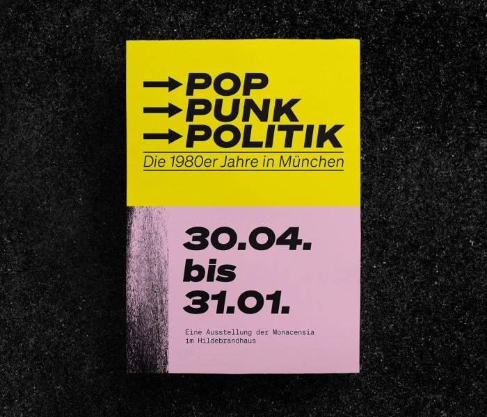 Das Poster der Ausstellung mit dem Titel Pop Punk Politik ist halb gelb, halb rosa und hat am Rand einen schwarzen grafischen Streifen, der an eine schlechte Schwarzweiß-Kopie erinnert.