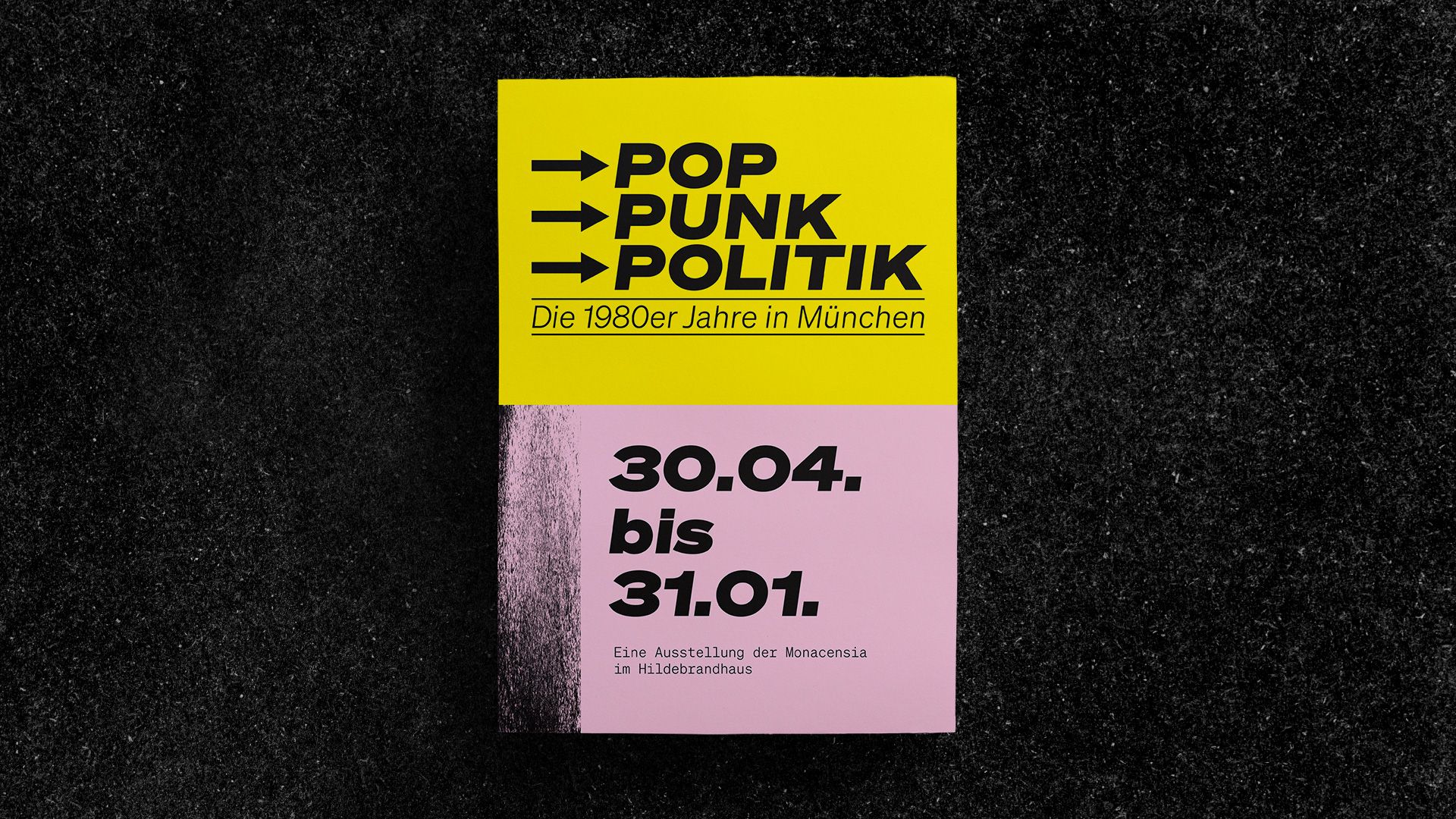Das Poster der Ausstellung mit dem Titel Pop Punk Politik ist halb gelb, halb rosa und hat am Rand einen schwarzen grafischen Streifen, der an eine schlechte Schwarzweiß-Kopie erinnert.