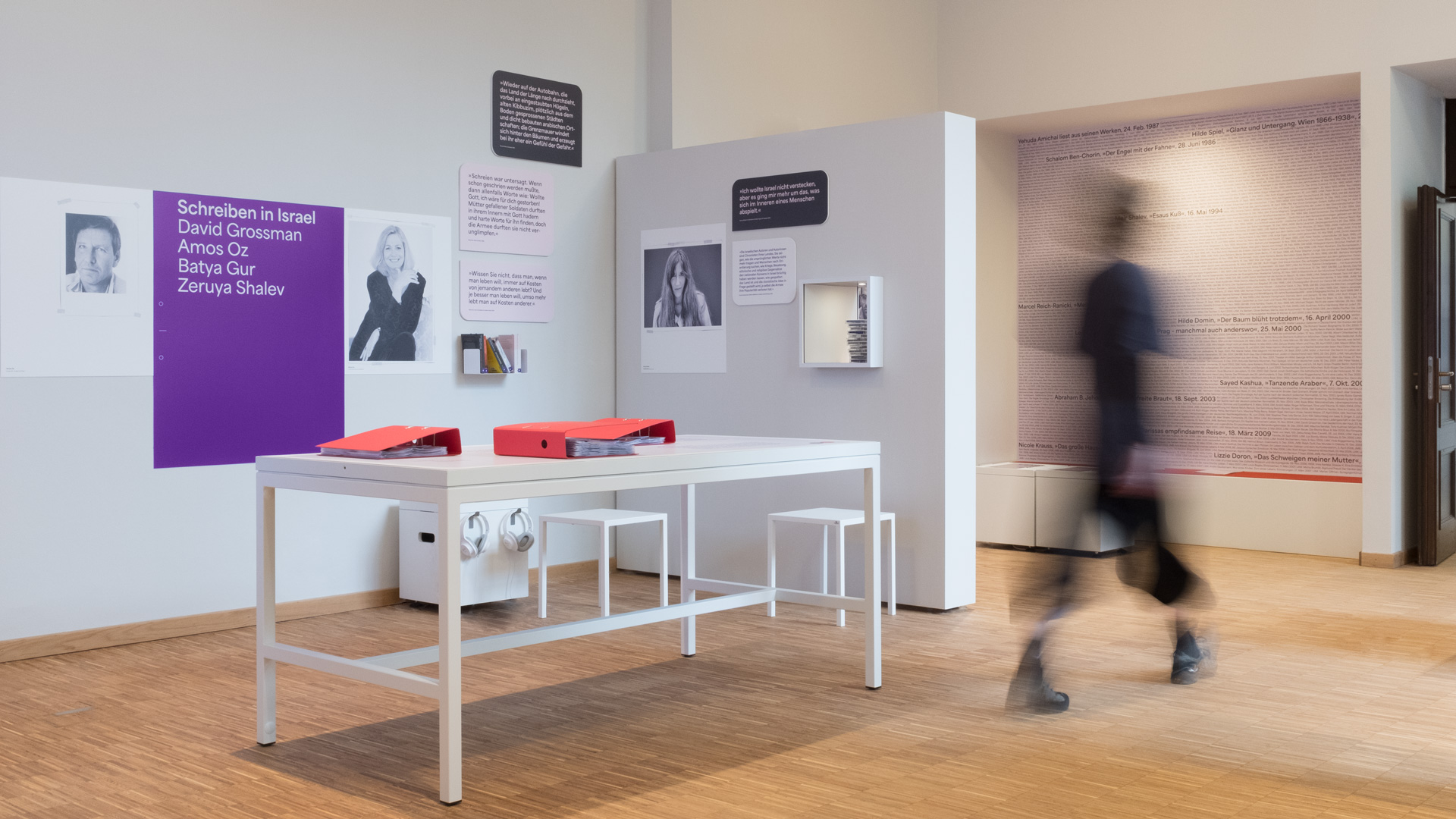 Ausstellungsraum mit Themenbereich 