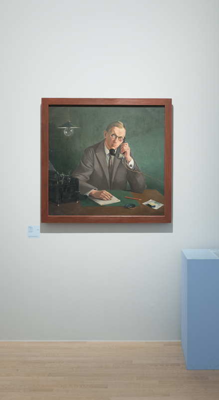 Gemälde eines Mannes am Telefon im Ausstellungsraum 