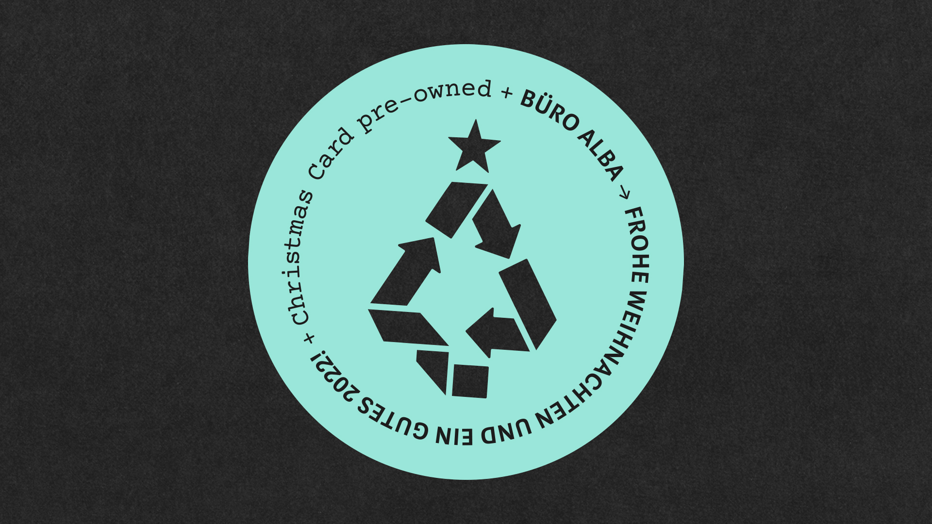 Abbildung des blauen Stickers. Das Recyclingsymbol ist in Form eines Weihnachtsbaums.