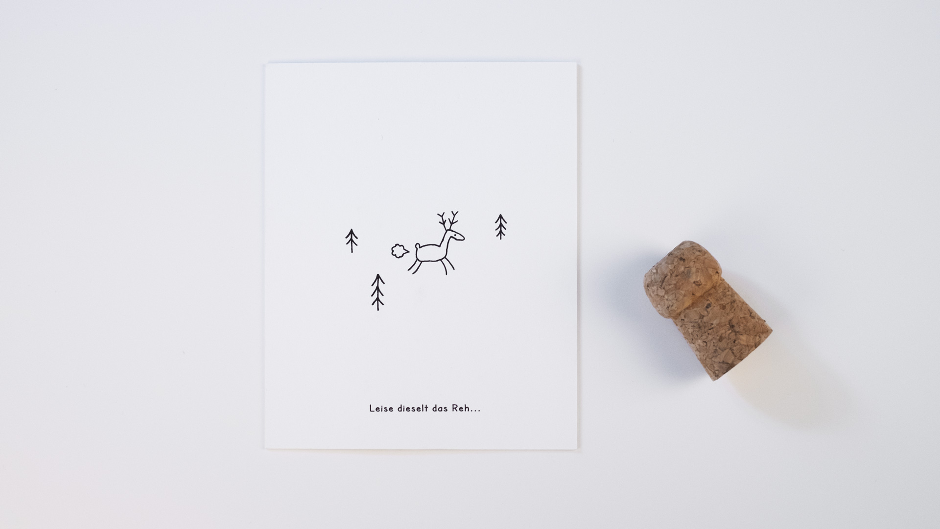 Minimalistische Illustration eines Rehs und Bäumen. Mittig unten steht der Schriftzug: „Leise dieselt das Reh…“.