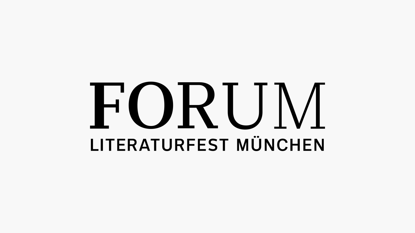 Das Wort „Forum“ wird von Buchstabe zu Buchstabe in reduzierter Stärke dargestellt. Darunter steht „Literaturfest München“.