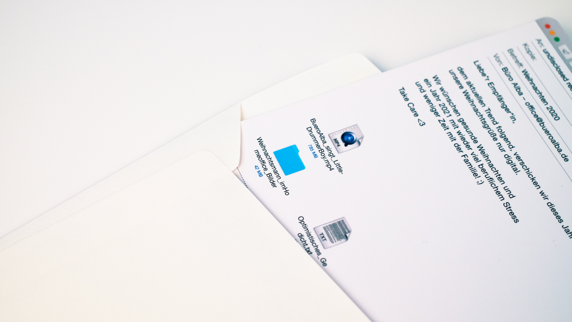 Geöffneter Umschlag, aus dem der Brief in Mail Fenster Form herauskommt.