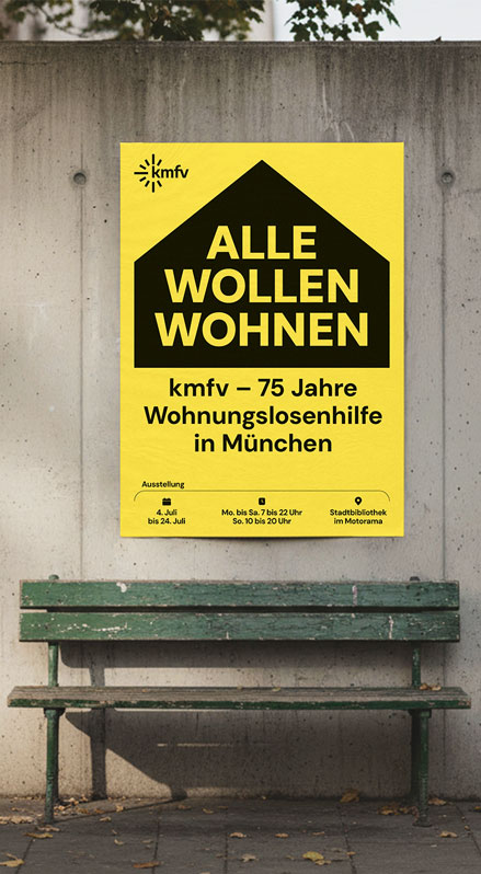 Plakat der KMFV-Ausstellung „Alle wollen wohnen“ an Wand im öffentlichen Raum – Design von buero alba Kreativagentur.