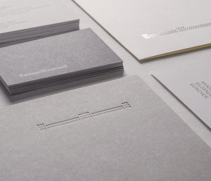 Detailansicht der Mappen und Visitenkarten mit Einprägung der Bildmarke. Branding Agentur München – Corporate Design Agentur entwickelt Geschäftsausstattung und visuelle Identität