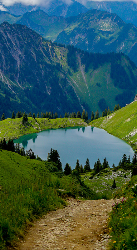 Alpiner Bergsee mit Wanderweg im Allgäu, Kampagnenmotiv