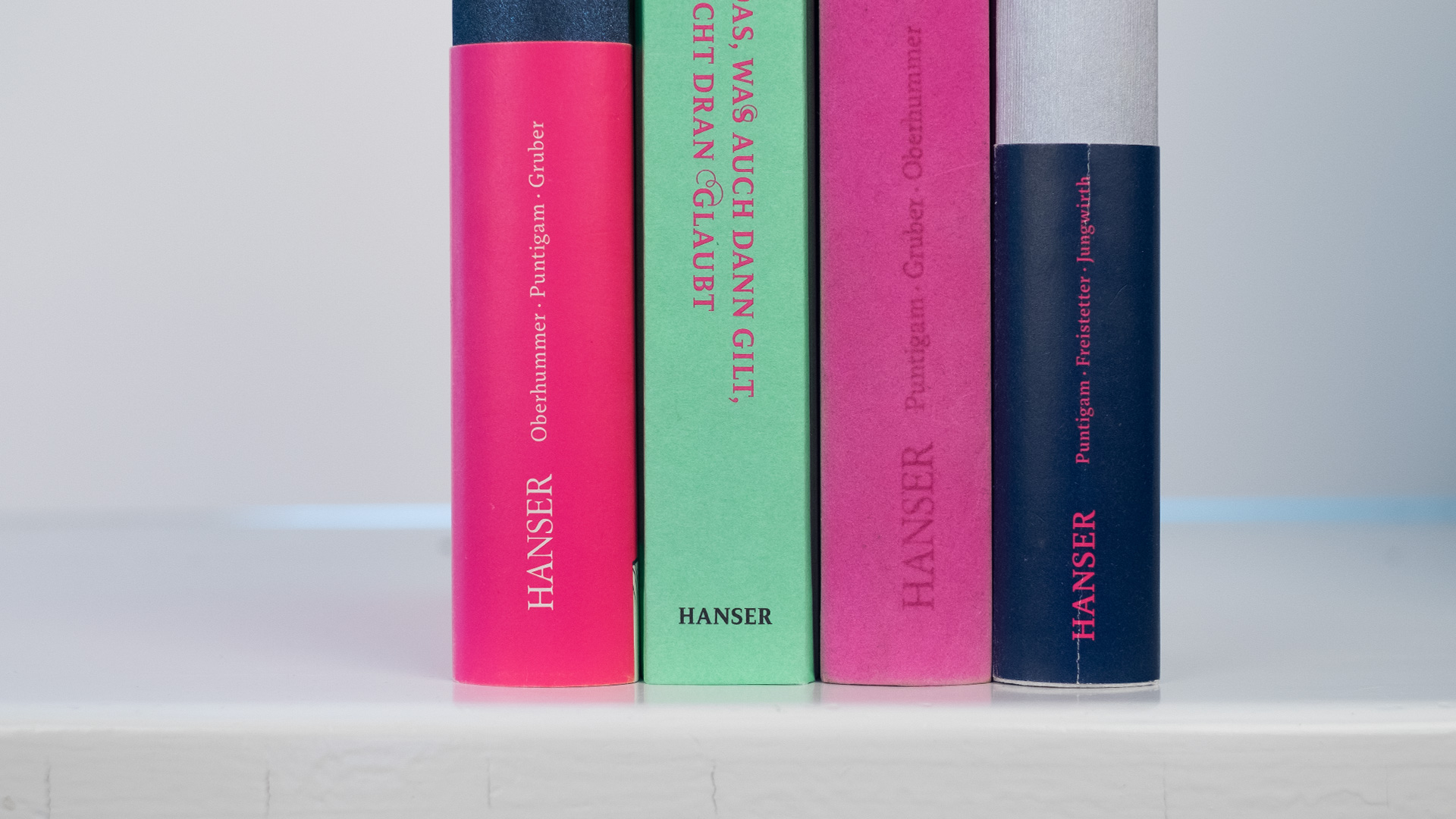 Fotografie zeigt die Buchrücken von drei verschiedenen Büchern.