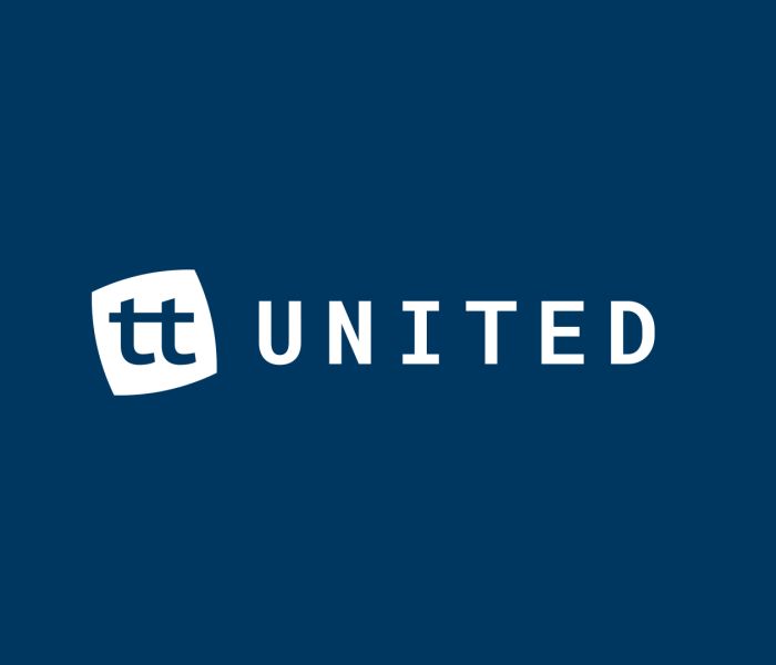 Das Logo von TT United. in einem schrägen Quadrat steht tt und daneben UNITED, der Hintergrund ist dunkelblau.