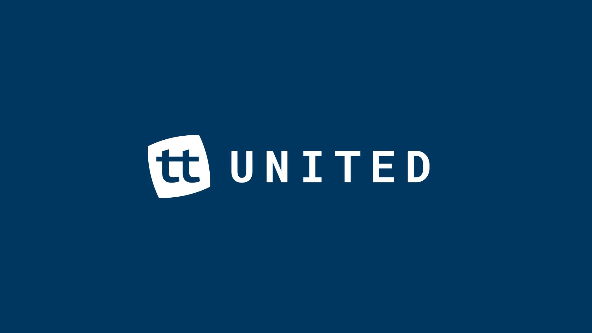 Das Logo von TT United. in einem schrägen Quadrat steht tt und daneben UNITED, der Hintergrund ist dunkelblau.