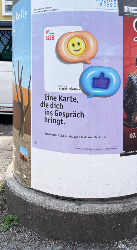 Litfaßsäule mit Plakat 