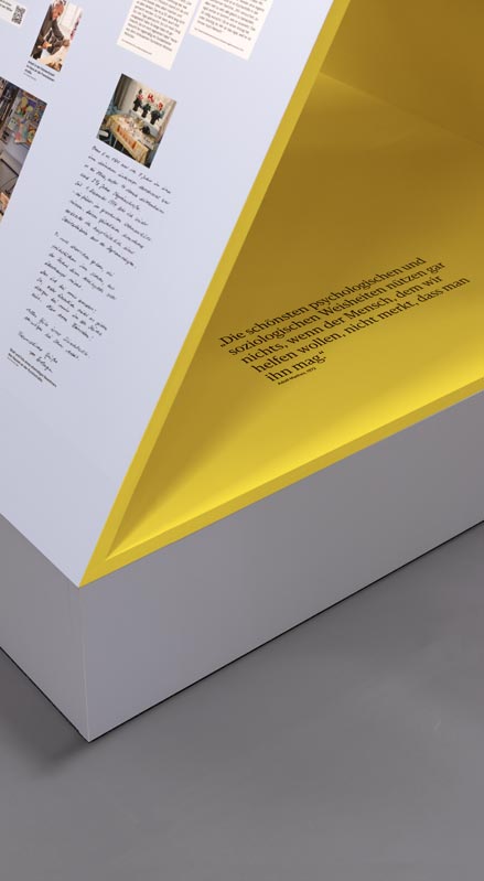 Detail des gelben Ausstellungselements mit Zitat – Ausstellungsdesign für KMFV von buero alba Kreativagentur München.