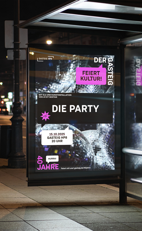 Beleuchtetes City-Light-Poster der Gasteig-Kampagne „Feiert Kultur!“ an einer Bushaltestelle in München – Veranstaltungsplakat zum 40-jährigen Jubiläum des Kulturzentrums bei Nacht.