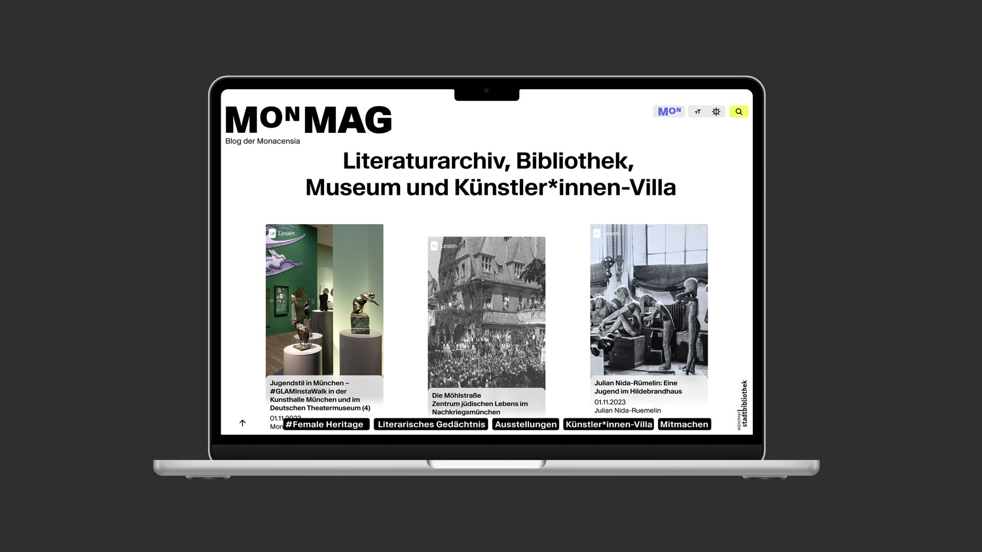 Laptop auf dem die Digitale Plattform/Website von MONMag, Blog der Monacensia die zur Vertiefung der Thematik dient, zu sehen ist.