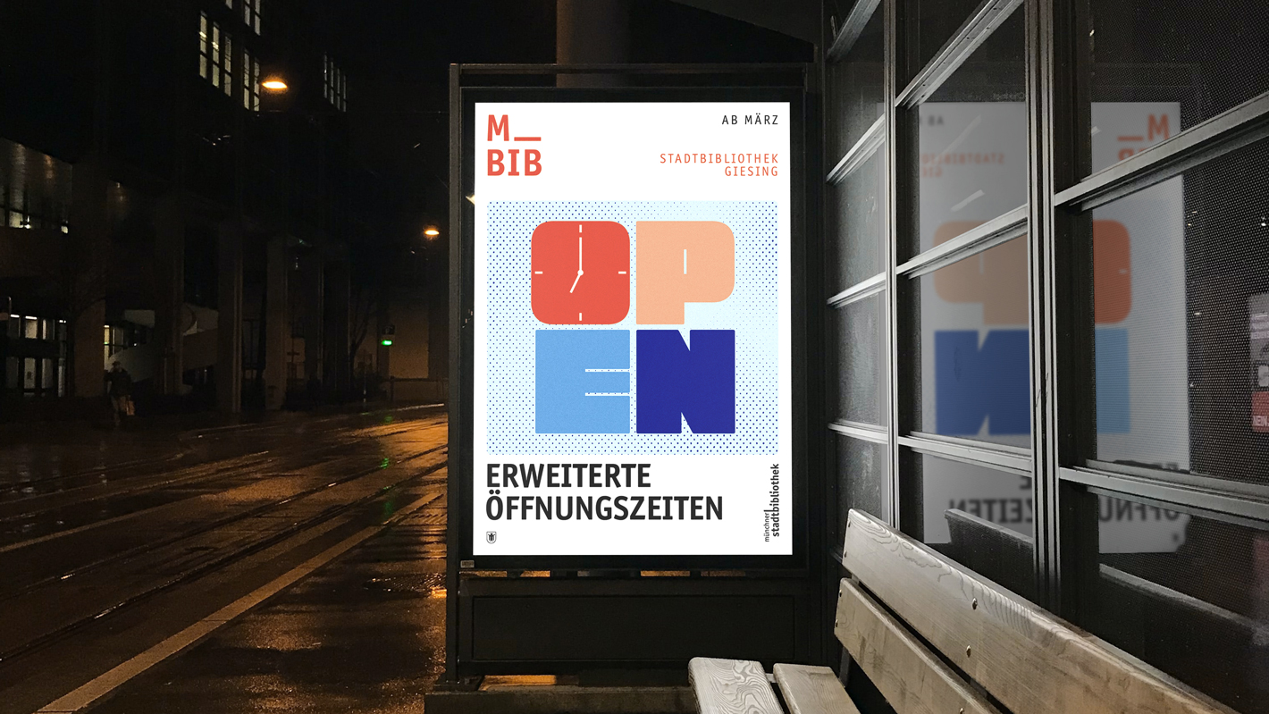 An einer nächtlichen Bushaltestelle, leuchtet ein M_BIB plakat zum Thema Open Library.