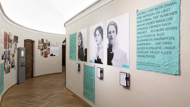 Eindruck aus der Ausstellung im Flur des Hildebrandhaus. Zitate, Bilder und Texte hängen an den Wänden zu beiden Seiten.