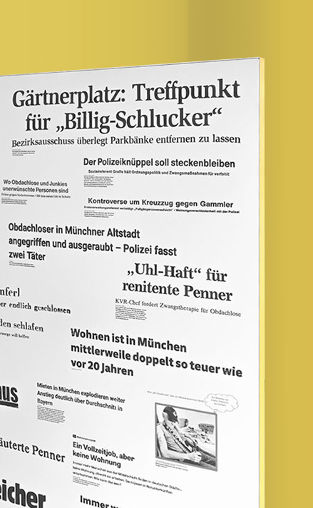 Detailansicht eines Ausstellungspanels mit Zeitungszitaten zur Wohnungslosigkeit – Gestaltung von buero alba Kreativagentur.