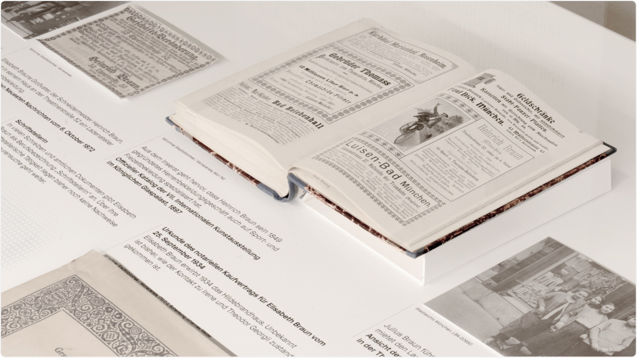 Nahaufnahme aus der Vitrine mit seltenen Exponaten aus der Zeit.