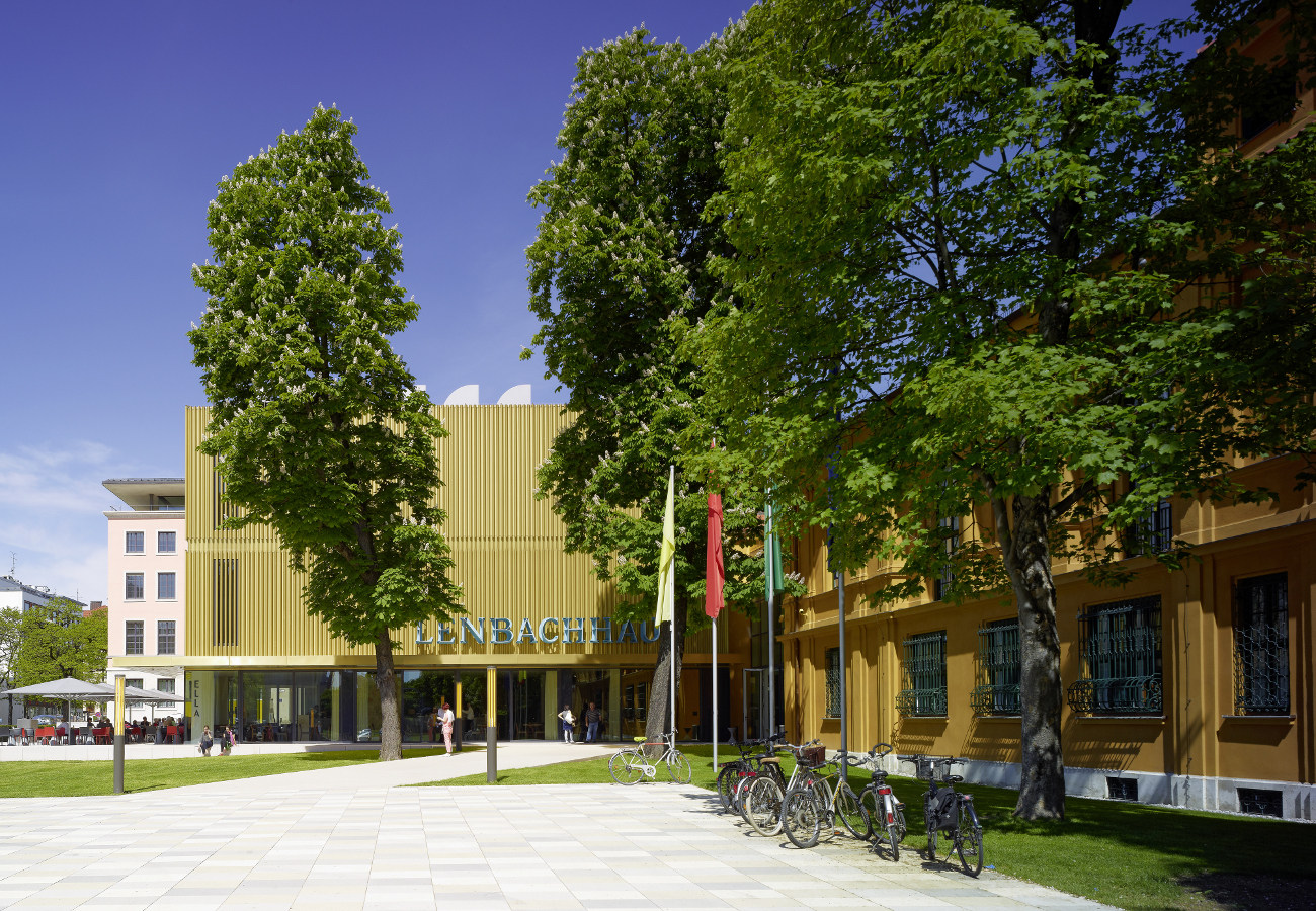 Gebäudeansicht des Lenbachhauses München mit goldener Fassade, Schauplatz der Ausstellung 
