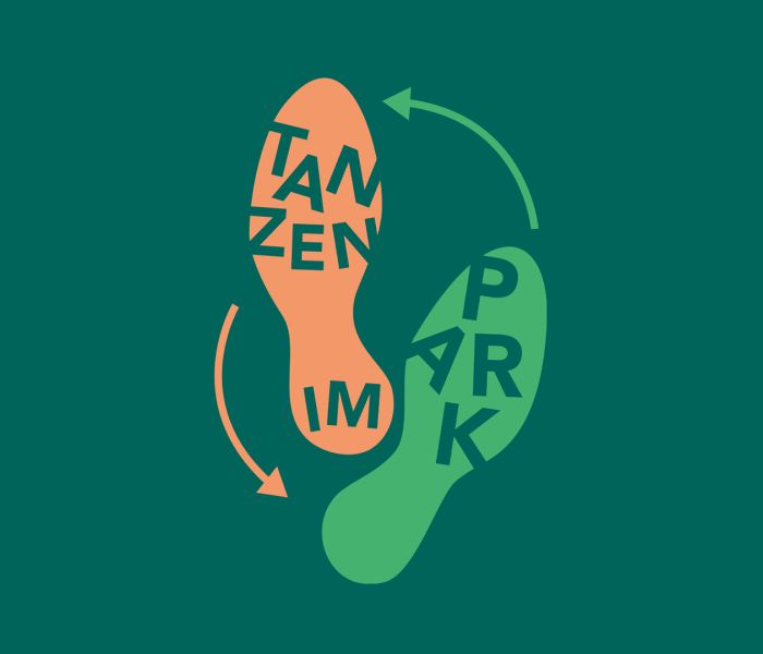 Zusehen sind zwei Schuhabdrücke mit dem Schriftzug „Tanzen im Park“.